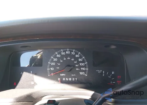 2002 Lincoln Town Car Signature из США, поврежденный, VIN 1LNHM82W72Y633036